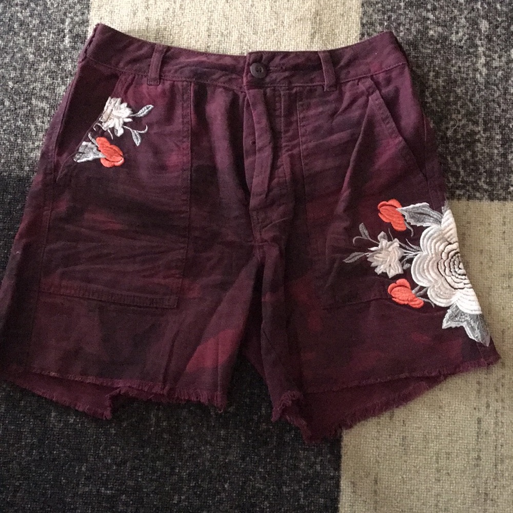 Embroidered camo denim shorts - Picture 1 of 2